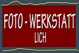 Rotes Schild mit weißem Text: "FOTO - WERKSTATT LICH", eingerahmt von goldenen Linien.