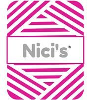 Logo mit lila Streifen und grauem Text "Nici's" in der Mitte.