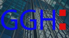Buchstaben "GGH" in Blau vor einem Glasgebäude, neben einem roten quadratischen Symbol.