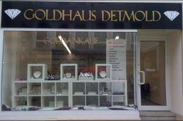 Schaufenster des Goldhaus Detmold mit Schmuckauslagen und Schriftzug "Goldankauf".