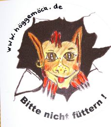 Ein fantasievolles Wesen mit großen Ohren und roten Krallen, umgeben von "Bitte nicht füttern!".