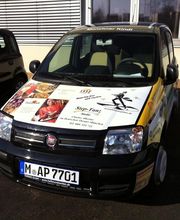 Übergabe kostenloses Auto an das Münchner Kindl