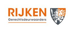 Logo van Rijken Gerechtsdeurwaarders met een oranje en grijze leeuw in een wapenschild.