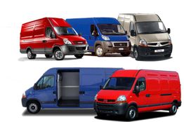 Furgonetas de carga en diferentes colores: rojo, azul y beige, estacionadas sobre fondo blanco.