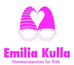 Zwei pinke Gnome mit Herz über "Emilia Kulla, Homeaccessoires for Kids" in Pink.