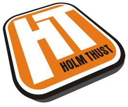 Logo mit orangefarbenem Hintergrund, weißem "HT" und schwarzem Text "Holm Thust".