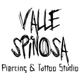 Testo in stile grunge: "Valle Spinosa Piercing & Tattoo Studio".