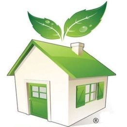 Casa blanca con techo verde y hojas encima, simbolizando ecología y sostenibilidad.