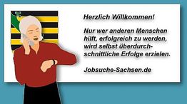 Ältere Frau mit Handy vor Schild mit Willkommensgruß und Motivationsspruch. Jobsuche-Sachsen.de.