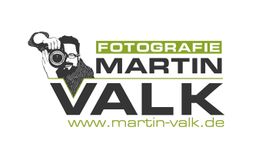Logo mit Zeichnung eines Fotografen, Text: Fotografie Martin Valk, www.martin-valk.de