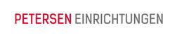 Logo mit Text "PETERSEN EINRICHTUNGEN" in Rot und Grau auf weißem Hintergrund.