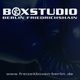 Boxstudio-Logo mit der Aufschrift "Berlin Friedrichshain" und einer Webseite unten.