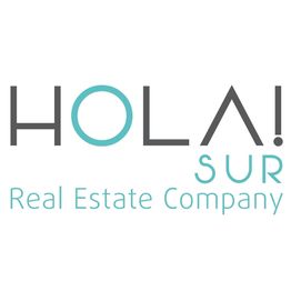 Logo de "Hola Sur Real Estate Company" en texto gris y azul sobre fondo blanco.