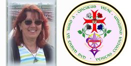 Eine Frau mit Sonnenbrille neben einem bunten Wappen mit Symbolen und lateinischem Text.