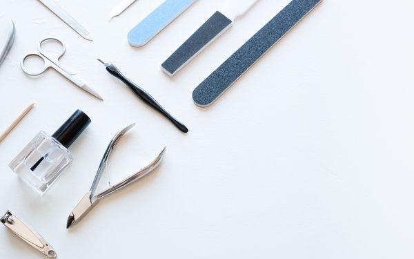 Mehrere Nagelwerkzeuge nebeneinander