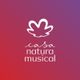 Logotipo da Casa Natura Musical em fundo vermelho e roxo gradiente.