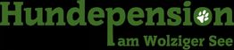 Grüner Schriftzug „Hundepension am Wolziger See“ auf schwarzem Hintergrund mit Pfotenabdruck.