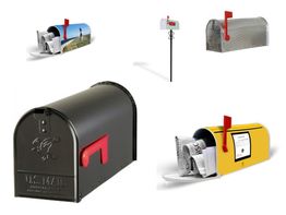 Verschiedene Briefkästen mit roten Fahnen, einige mit Zeitungen gefüllt.