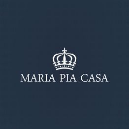 Logotipo "Maria Pia Casa" com desenho de uma coroa acima do texto. Fundo azul-escuro.