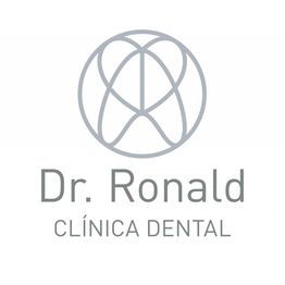 Logotipo de la clínica dental Dr. Ronald en gris, con diseño abstracto circular encima.