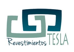 Logotipo con dos formas rectangulares y el texto "Revestimientos Tesla" en diferentes tonos de azul.