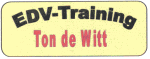 Gelbes Schild mit dem Text "EDV-Training Ton de Witt" in schwarz und rot.