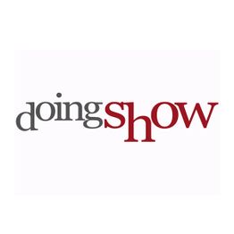 Texto "doing show" en gris y rojo sobre fondo blanco.