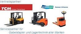 Gabelstapler und Hubwagen von TCM und Doosan mit entsprechenden Logos und Text.