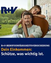 Mann und Frau sitzen fröhlich zusammen, Text: "Dein Einkommen: Schütze, was wichtig ist."
