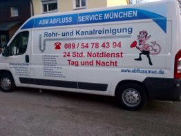 Transporter mit Werbung für Rohr- und Kanalreinigung in München, Notdienst 24/7.