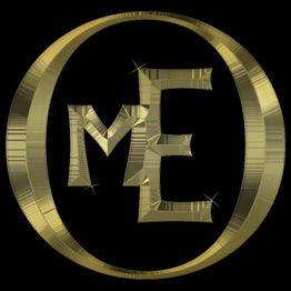 Goldenes Logo mit den Buchstaben „ME“ in einem Kreis auf schwarzem Hintergrund.