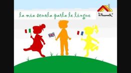 Sagome di bambini con bandiere su collina verde, slogan: "La mia scuola parla le lingue".