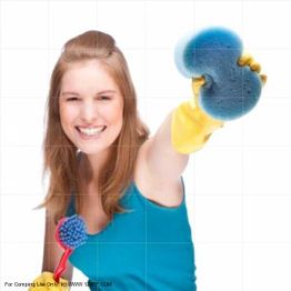 Frau mit blauem Schwamm und Bürste lächelt und trägt gelbe Handschuhe.