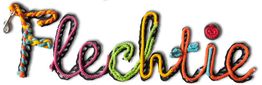 Bunt geflochtenes Textlogo "Flechtie" aus verschiedenen Schnüren auf weißem Hintergrund.