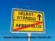 Straßenschild: "Selbstständig" oben, "Arbeitslos" unten durchgestrichen, darunter Website-URL.
