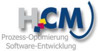 HCM-Logo mit Text: Prozess-Optimierung, Software-Entwicklung. Buchstaben mit Farbakzenten.