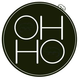 Círculo negro con letras "OH HO" en blanco y camaleón en la esquina superior derecha.