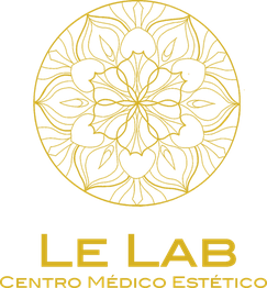 Símbolo dorado en forma de mandala sobre un fondo blanco.