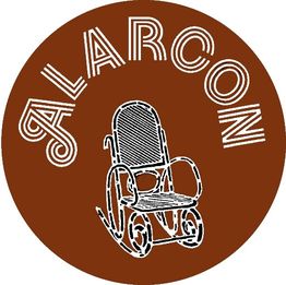 Círculo marrón con texto "ALARCON" y una ilustración de una mecedora en el centro.