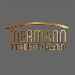 Mermann Immobilien-Management Logo in Gold auf grauem Hintergrund.
