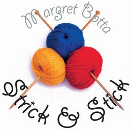 Drei Wollknäuel in Blau, Rot und Gelb mit Stricknadeln und dekorativem Text "Strick & Stick".