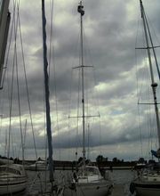 Segelboote im Hafen bei bewölktem Himmel.