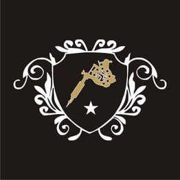 Wappen mit Tätowiermaschine, dekorativen Mustern und Stern auf schwarzem Hintergrund.