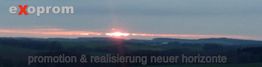 Sonnenuntergang über einer Landschaft mit dem Text „Exoprom - Promotion & Realisierung neuer Horizonte“.