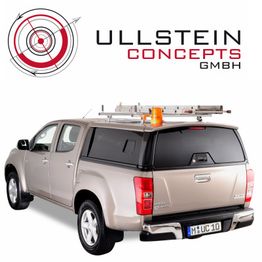 Silberner Pickup mit Dachgepäckträger, Leiter oben, Firmenlogo "Ullstein Concepts GmbH" im Hintergrund.