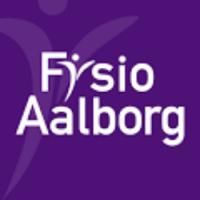 Fisio Aalborg logo i hvid tekst på lilla baggrund med stiliseret menneskefigur.