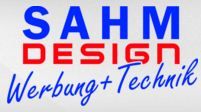 Textlogo mit den Worten „SAHM DESIGN Werbung + Technik“ in Blau und Rot.