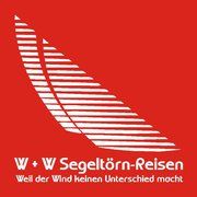 Weißes Segel-Logo auf rotem Hintergrund mit Text: "W + W Segeltörn-Reisen. Weil der Wind..."