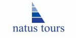 Logo mit einem blauen Segeldreieck und dem Text "natus tours" darunter.
