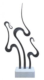 Moderne Skulptur mit geschwungenen, schwarzen Linien auf weißem Sockel.